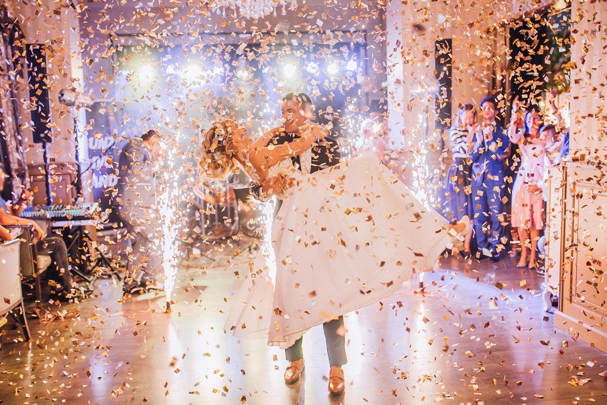 Konfetti-Shooter bei Hochzeit Braut im Konfetti-Regen