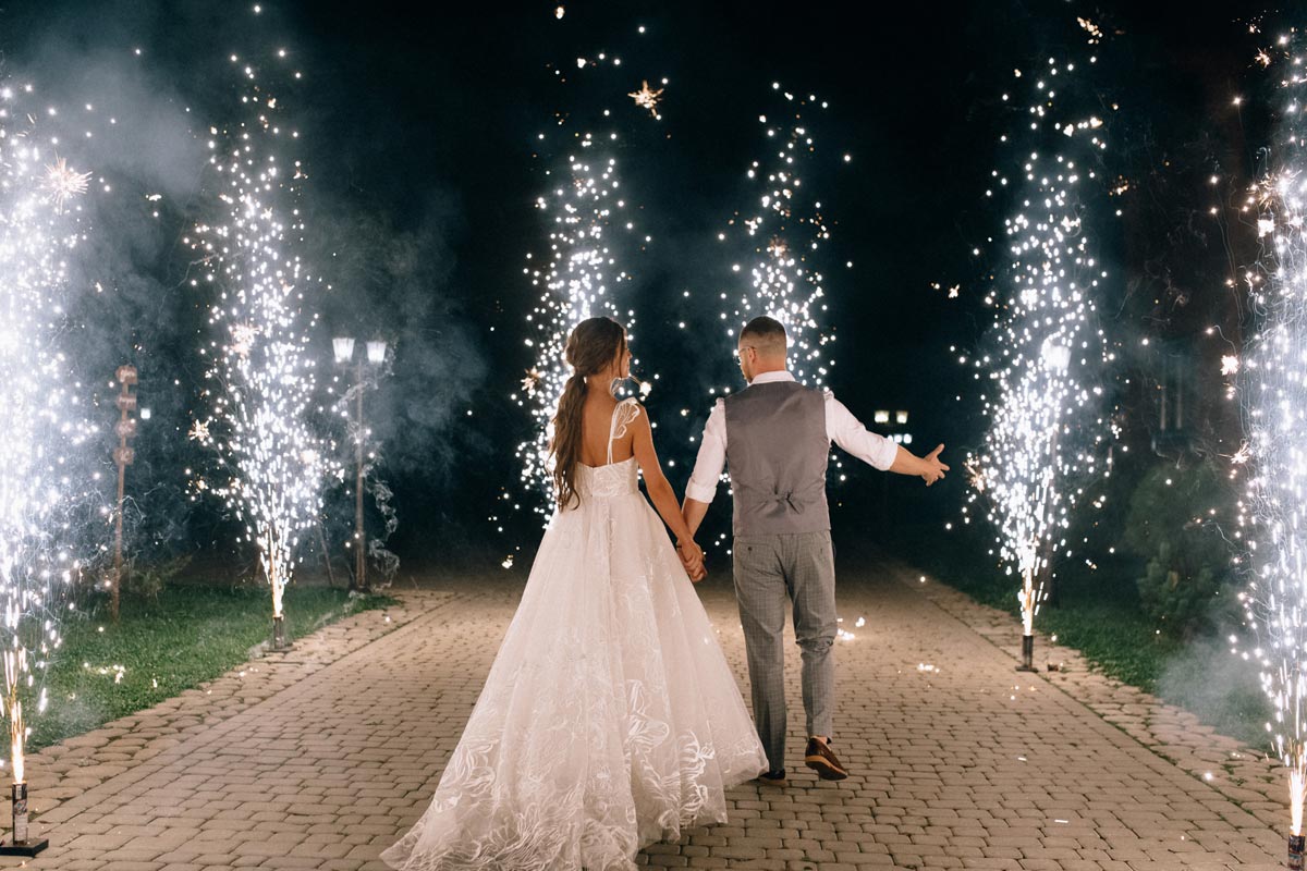 Romantisches Bodenfeuerwerk für Hochzeiten vom Profi Brautpaar vor Fontänen-Spalier