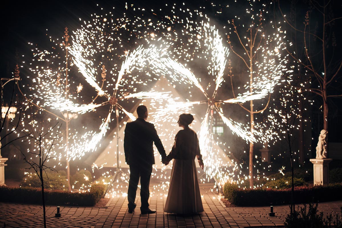Brautpaar vor Feuerwerk Sonnen