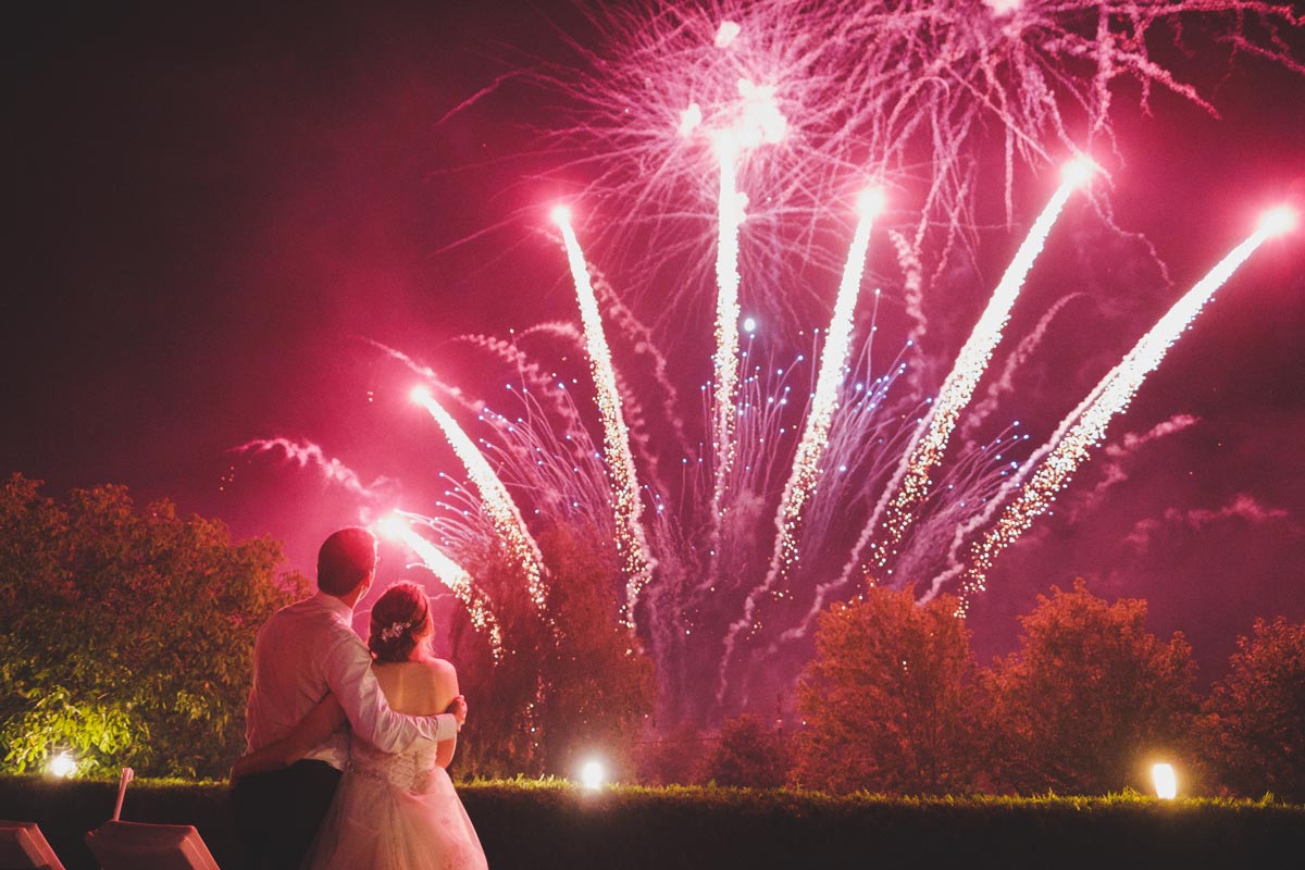 Romantisches Feuerwerk für Hochzeit von Pyrotechnik Brunner Brautpaar vor Feuerwerk