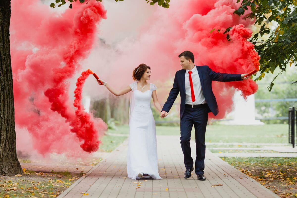 Hochzeits-Shooting mit Rauchfackeln, Rauchbombe, Rauchtöpfe oder Smoke Tubes Brautpaar mit Rauchfackeln