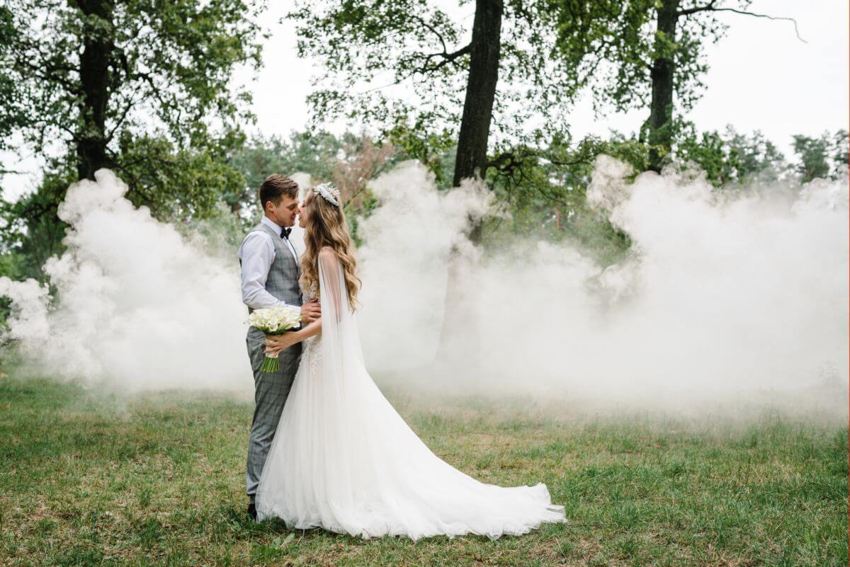 Hochzeitsfotografie mit Rauchfackeln, Rauchbombe, Rauchtöpfe oder Smoke Tubes Brautpaar mit Rauchfackeln